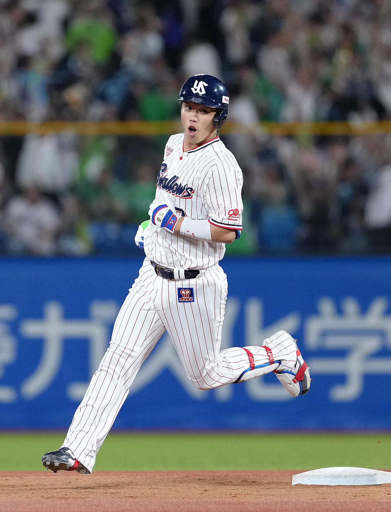 ヤクルト対DeNA 9回裏ヤクルト2死一塁、古賀は左越え2点本塁打を放つ（撮影・足立雅史）