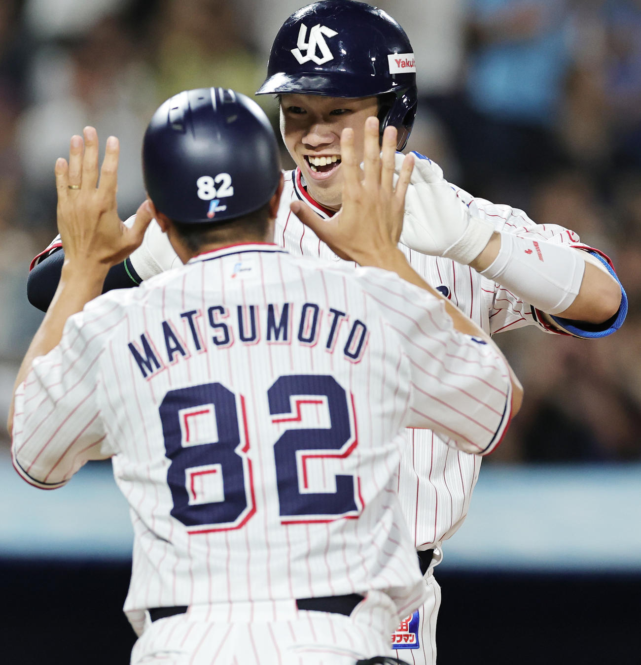 ヤクルト対DeNA 9回裏ヤクルト2死一塁、左越え2点本塁打を放ち喜ぶ古賀（撮影・野上伸悟