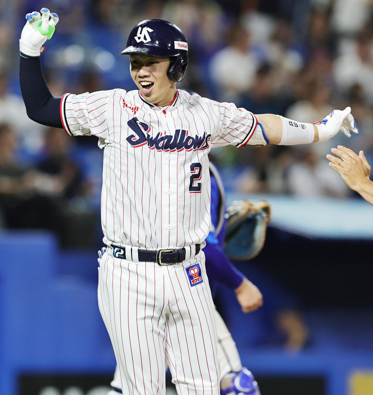 ヤクルト対DeNA 9回裏ヤクルト2死一塁、左越え2点本塁打を放ち喜ぶ古賀（撮影・野上伸悟