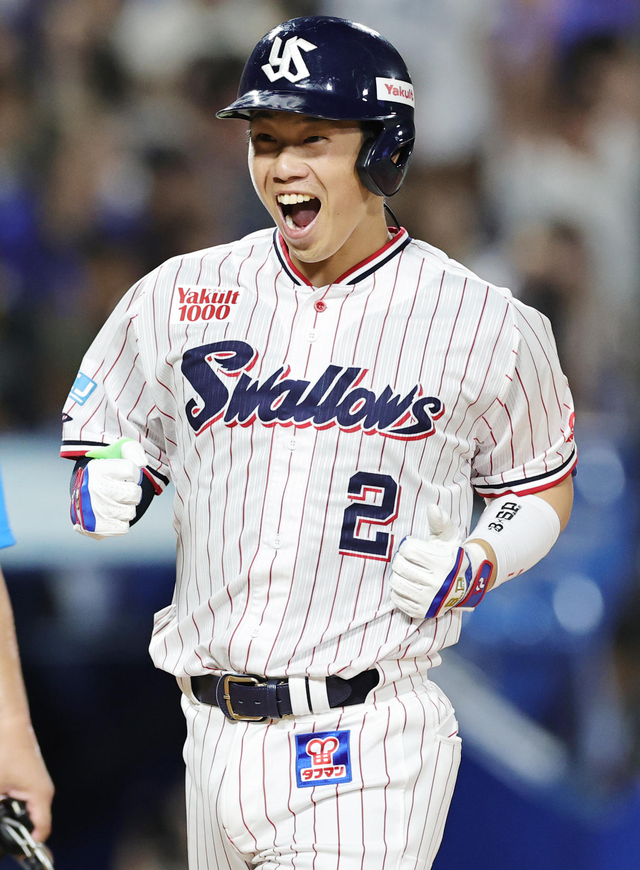 ヤクルト対DeNA 9回裏ヤクルト2死一塁、左越え2点本塁打を放ち喜ぶ古賀（撮影・野上伸悟