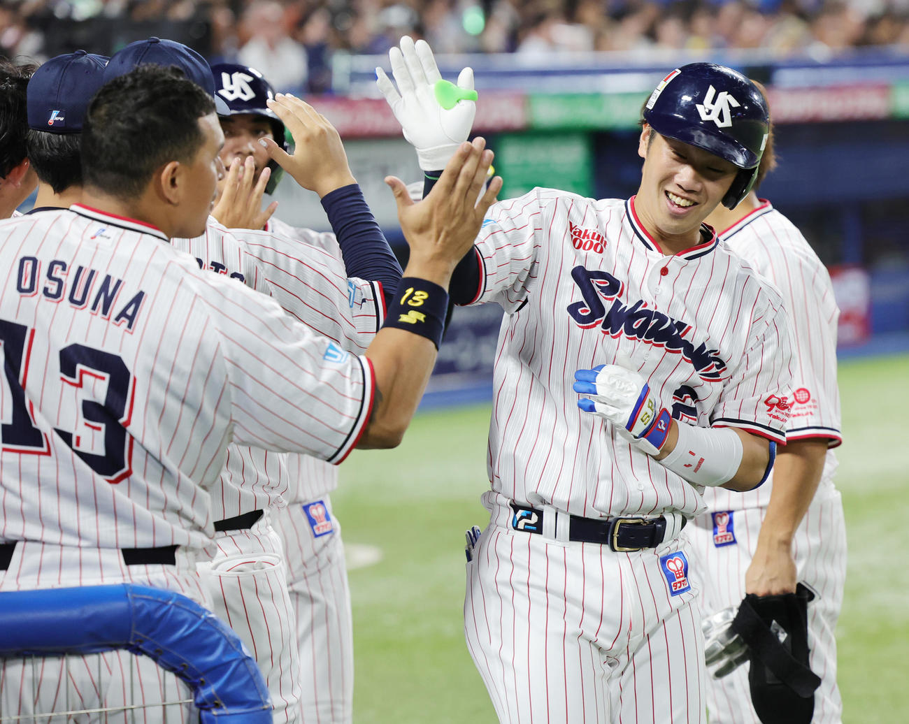 ヤクルト対DeNA 9回裏ヤクルト2死一塁、左越え2点本塁打を放ち喜ぶ古賀（撮影・野上伸悟