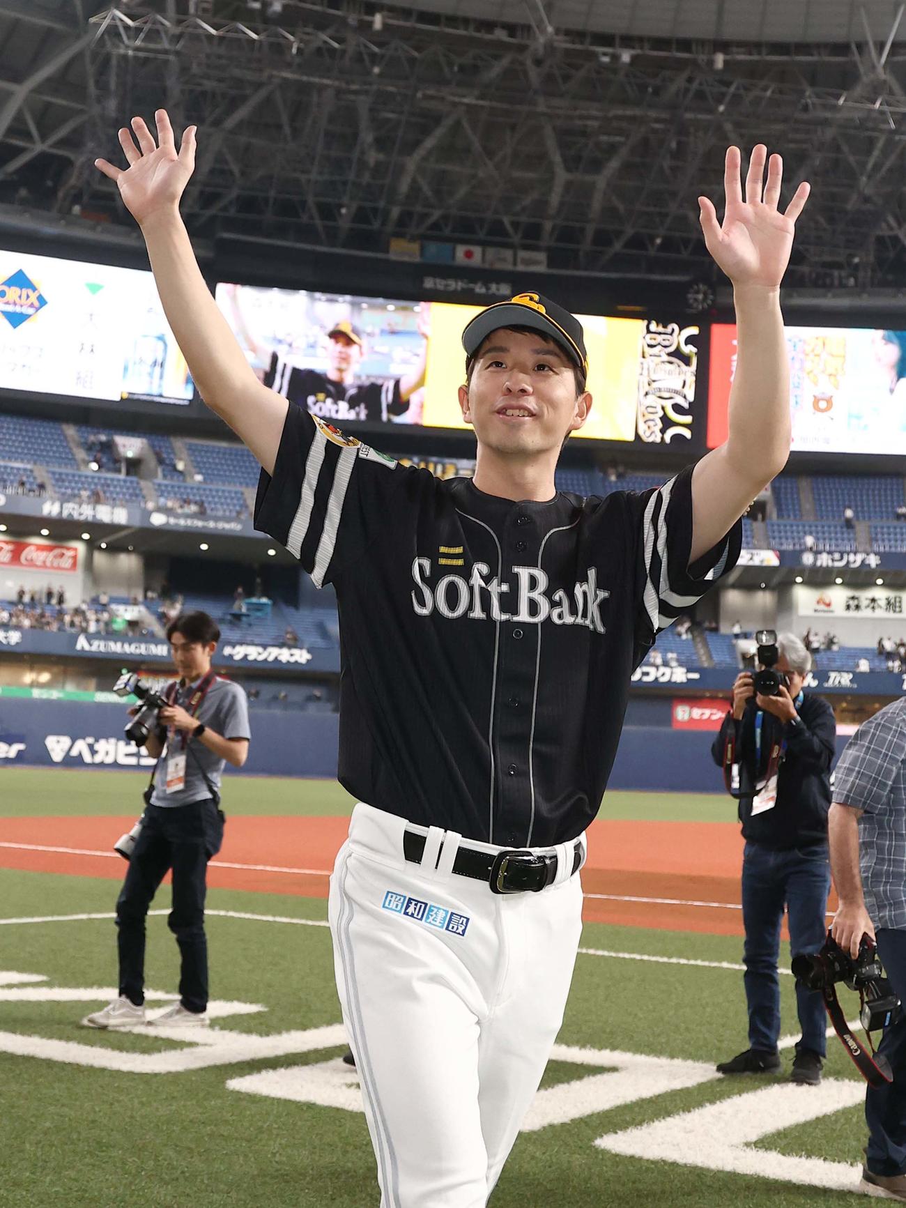 オリックス対ソフトバンク　6勝目をあげた大関はファンの歓声に応える（撮影・上田博志）