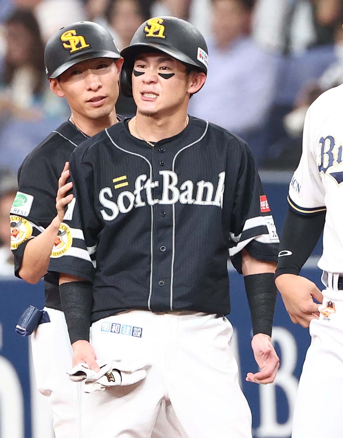 オリックス対ソフトバンク　3回表ソフトバンク無死一塁、左ひじに死球を受けた牧原大は治療を受けるも左手を握れず（撮影・上田博志）