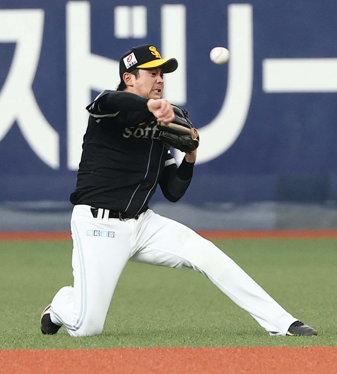 オリックス対ソフトバンク　7回裏オリックス無死、川瀬は中川の二ゴロで好守備を見せる（撮影・上田博志）