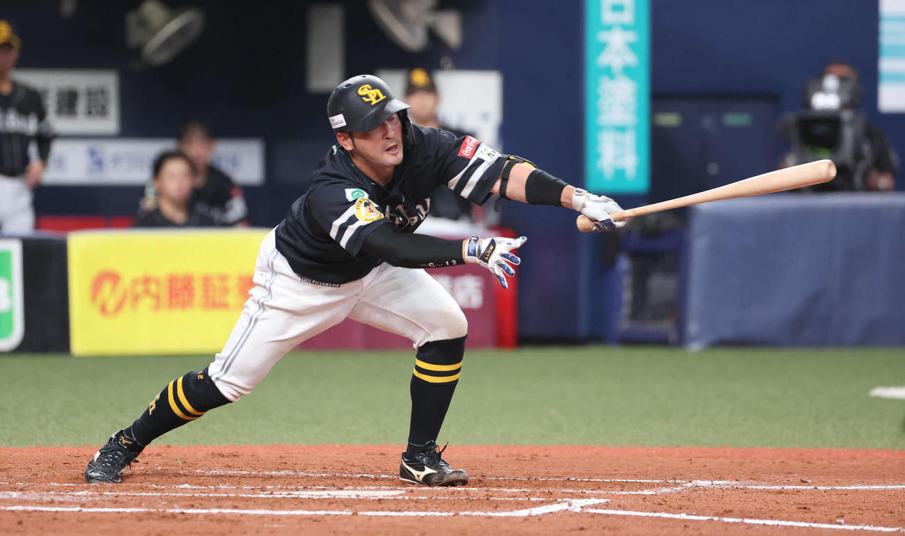 オリックス対ソフトバンク　8回表ソフトバンク無死、嶺井は二塁へ内野安打を放つ（撮影・西尾就之）