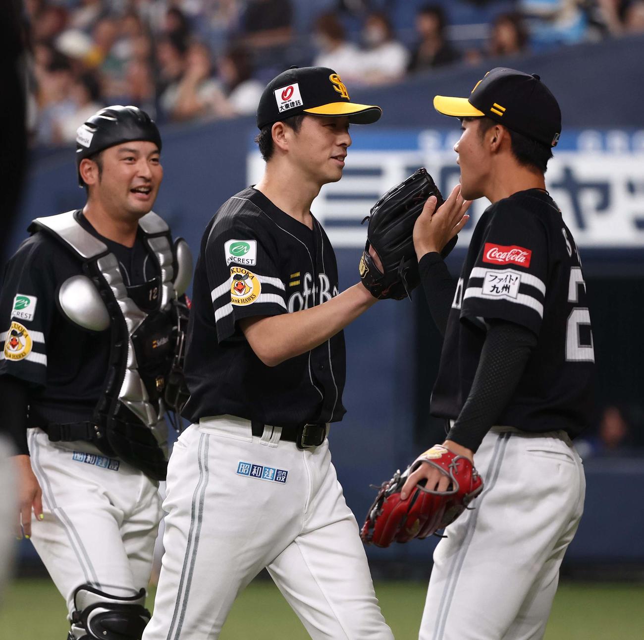 オリックス対ソフトバンク　1回裏オリックス1死満塁、ディアスを併殺打に打ち取った大関（中央）はベンチに引き揚げる（撮影・上田博志）