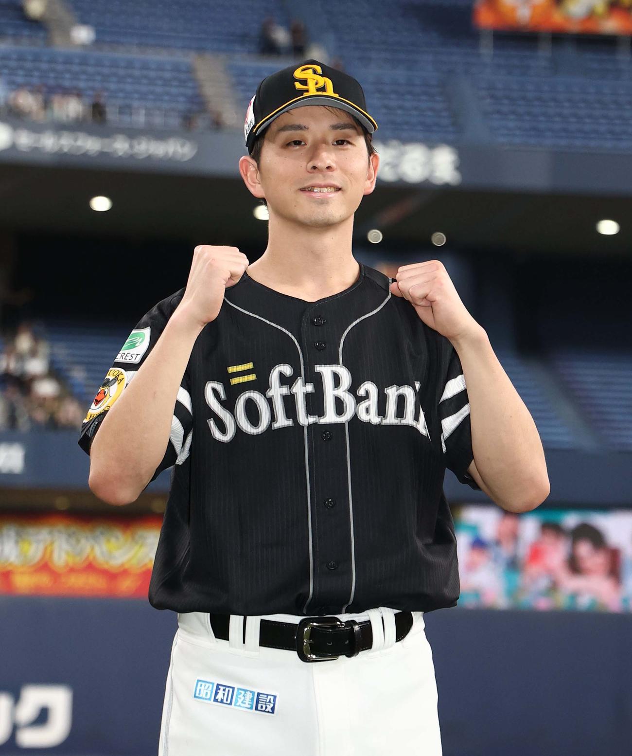 オリックス対ソフトバンク　6勝目をあげた大関はガッツポーズをする（撮影・上田博志）