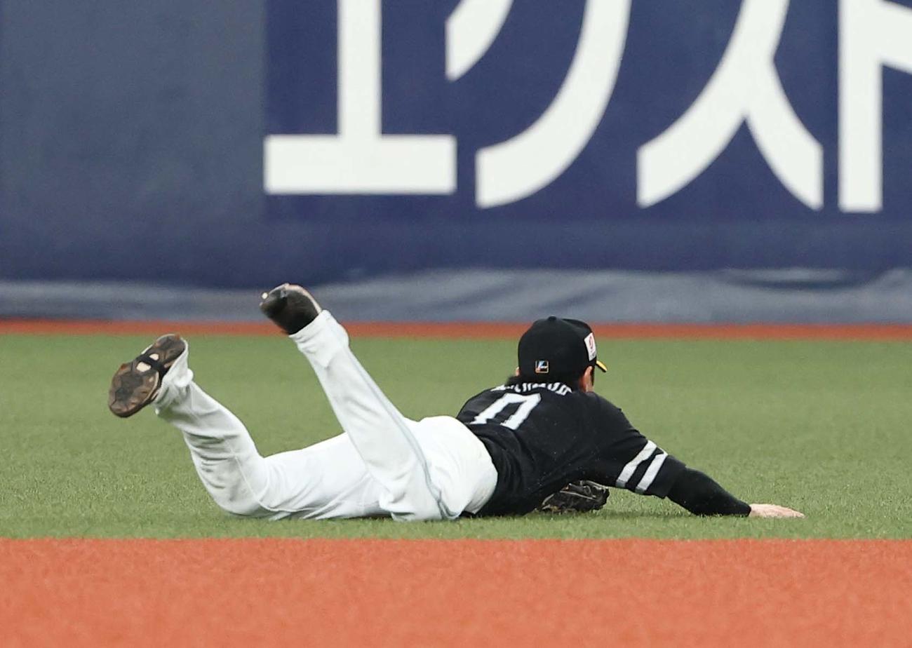 オリックス対ソフトバンク　7回裏オリックス無死、川瀬は中川の二ゴロで好守備を見せる（撮影・上田博志）