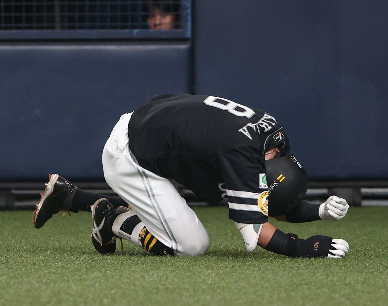 オリックス対ソフトバンク　3回表ソフトバンク無死、左ひじに死球を受ける牧原大（撮影・上田博志）