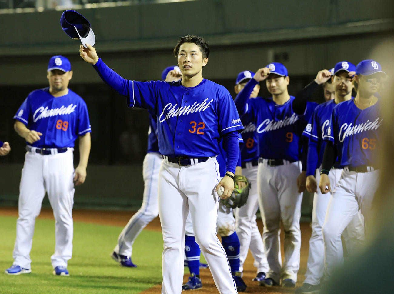 巨人対中日　移籍後初勝利の中日伊藤（中央）はスタンドにあいさつ（撮影・浅見桂子）