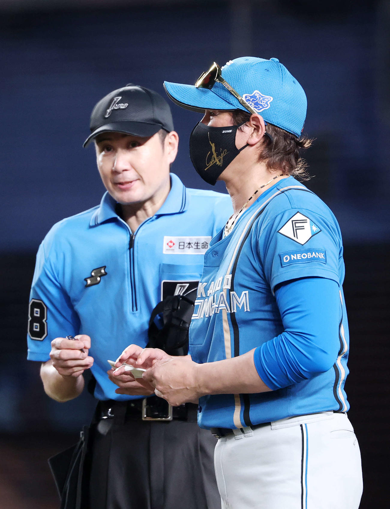 ロッテ対日本ハム　6回裏、選手交代を告げる日本ハム新庄監督（撮影・鈴木正人）