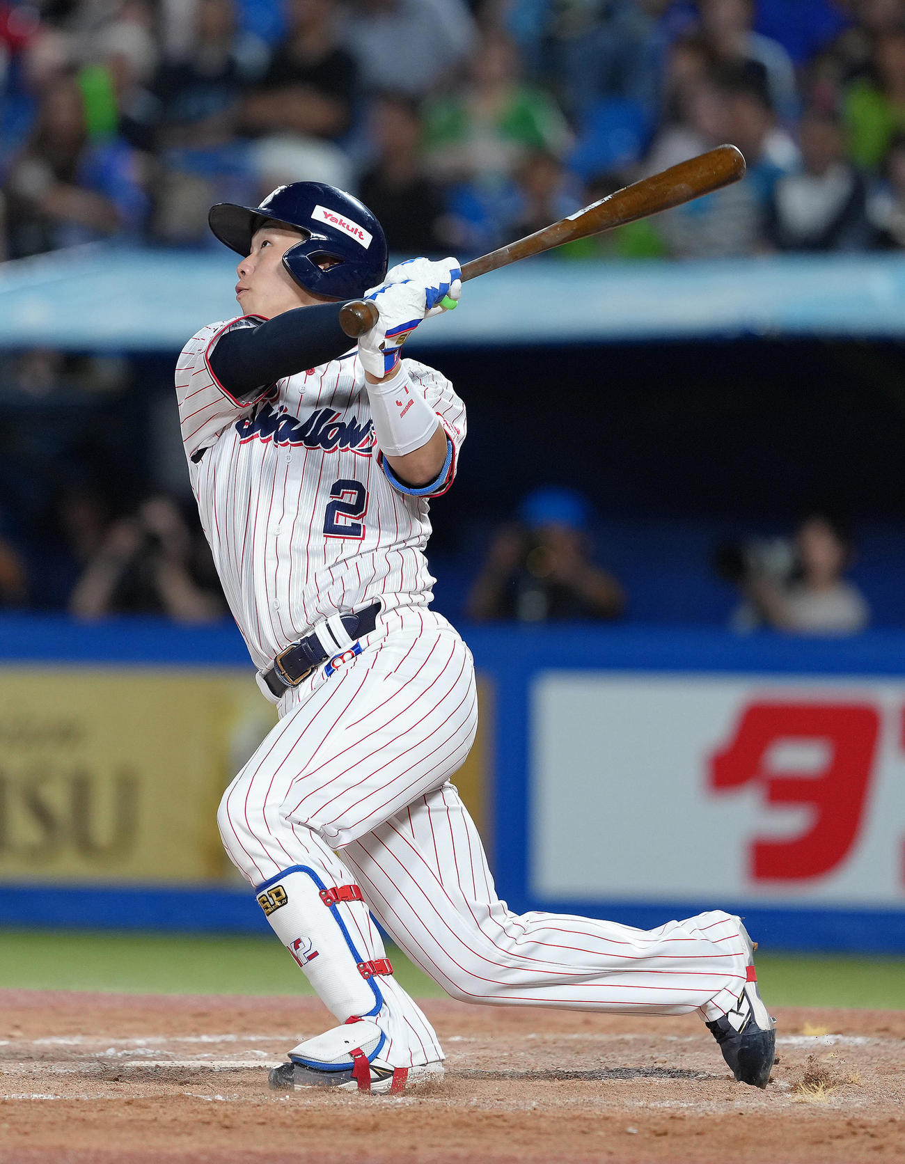 ヤクルト対DeNA 9回裏ヤクルト2死一塁、古賀は左越え2点本塁打を放つ（撮影・足立雅史）