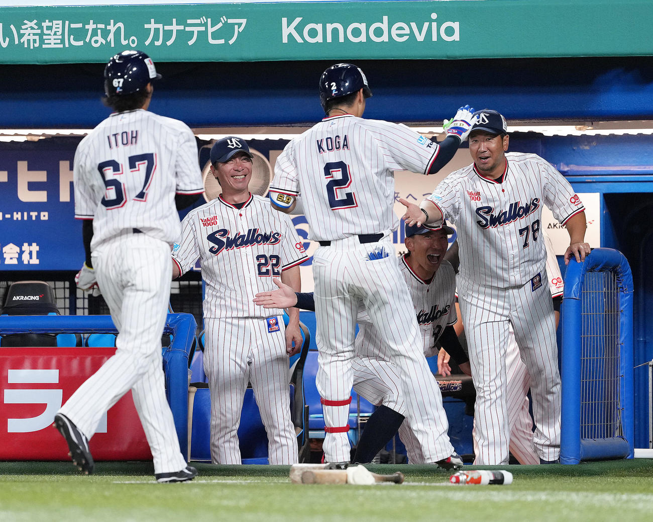ヤクルト対DeNA 9回裏ヤクルト2死一塁、古賀（中央右）の左越え2点本塁打に笑顔を見せる高津監督（同左）（撮影・足立雅史）