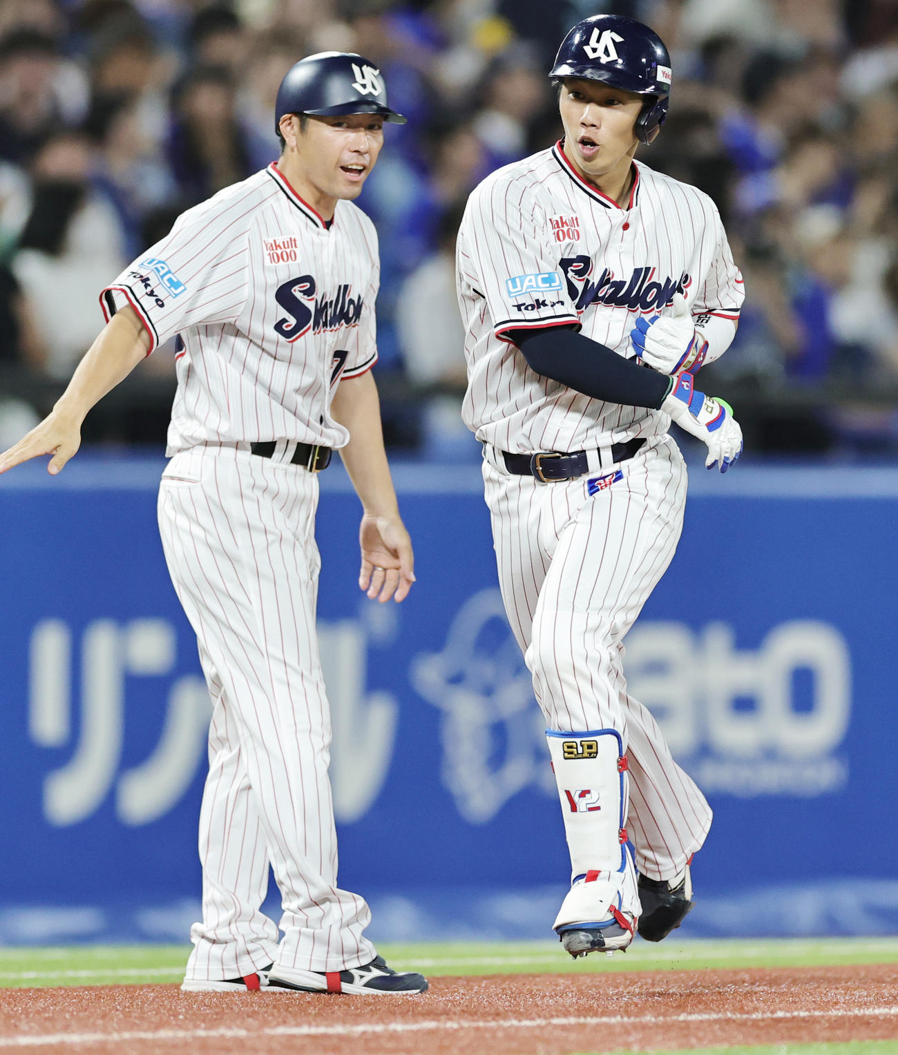 ヤクルト対DeNA 9回裏ヤクルト2死一塁、左越え2点本塁打を放ち喜ぶ古賀（撮影・野上伸悟