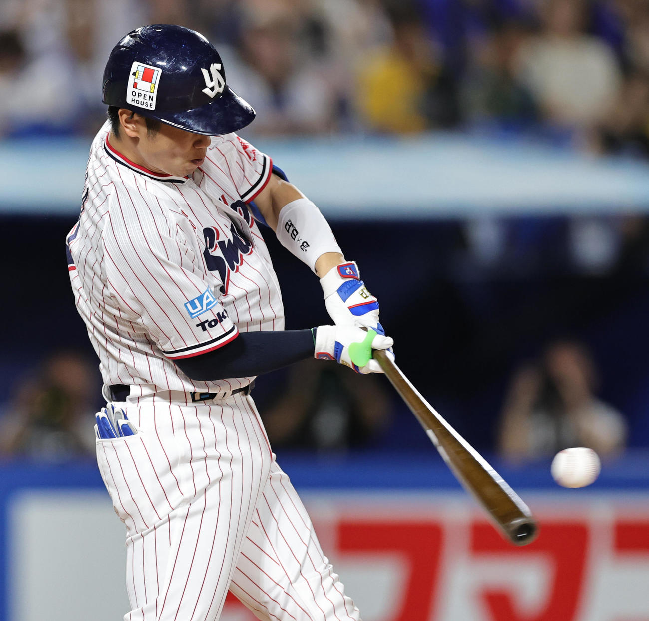ヤクルト対DeNA 9回裏ヤクルト2死一塁、左越え2点本塁打を放つ古賀（撮影・野上伸悟