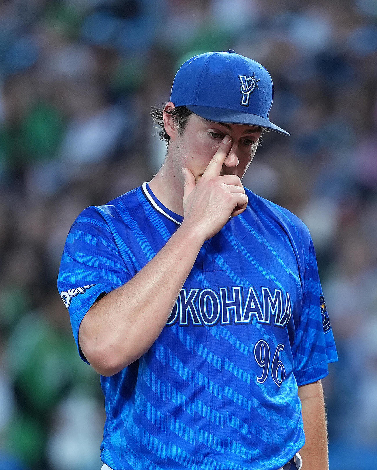 ヤクルト対DeNA 3回、勝ち越しを許し、渋い顔でベンチに戻るDeNAバウアー（撮影・足立雅史）