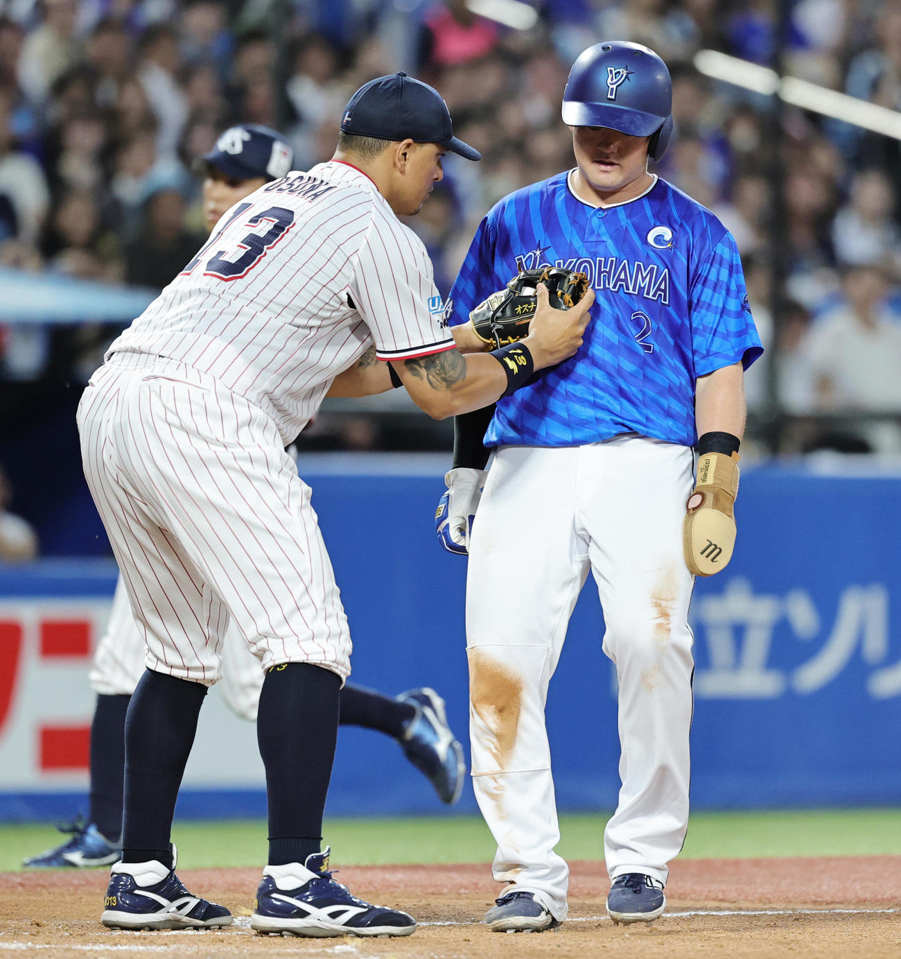 ヤクルト対DeNA 4回表DeNA1死一、三塁、関根のバント空振りで三本間に挟まれアウトとなる牧（撮影・野上伸悟