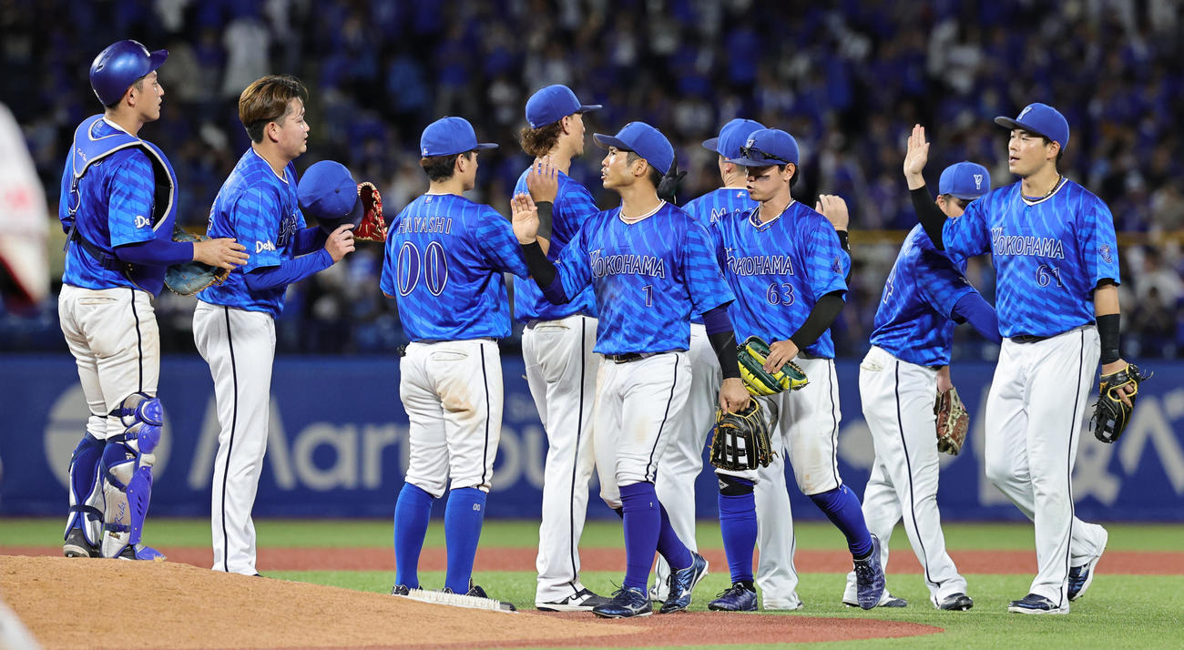 ヤクルト対DeNA　引き分けに終わりねぎらい合うDeNAナイン（撮影・野上伸悟