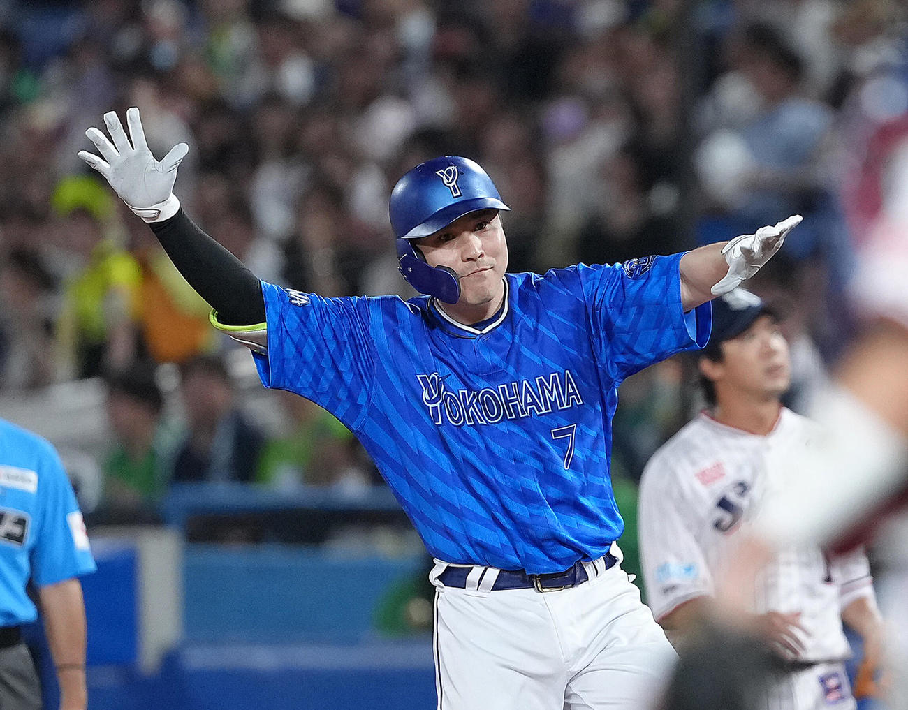 ヤクルト対DeNA 7回表DeNA2死一、二塁、佐野は右前適時打を放ちベンチにポーズ（撮影・足立雅史）