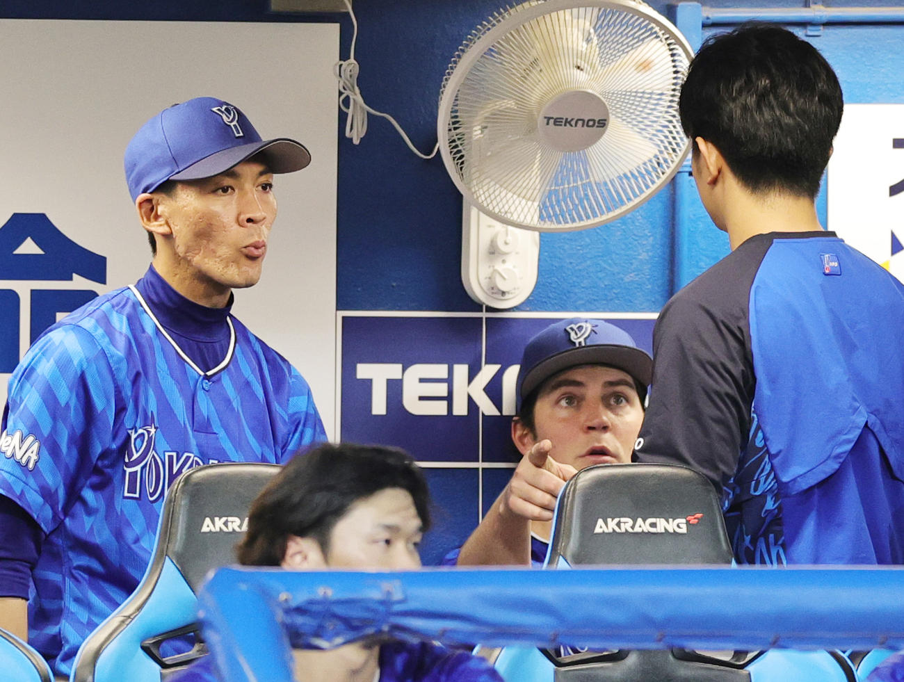ヤクルト対DeNA　降板後に大原コーチ（左）らと話すDeNAバウアー（撮影・野上伸悟