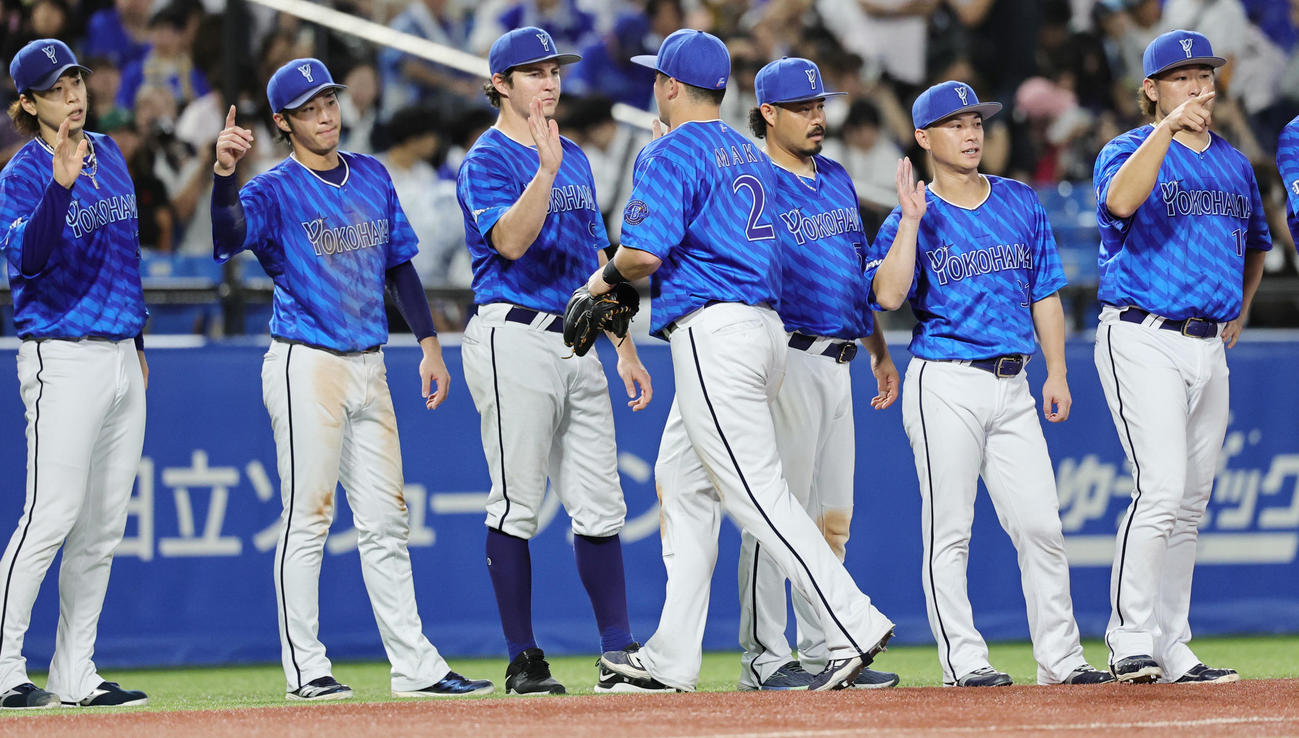 ヤクルト対DeNA　引き分けに終わりナインを出迎えるDeNAバウアー（中央）ら（撮影・野上伸悟