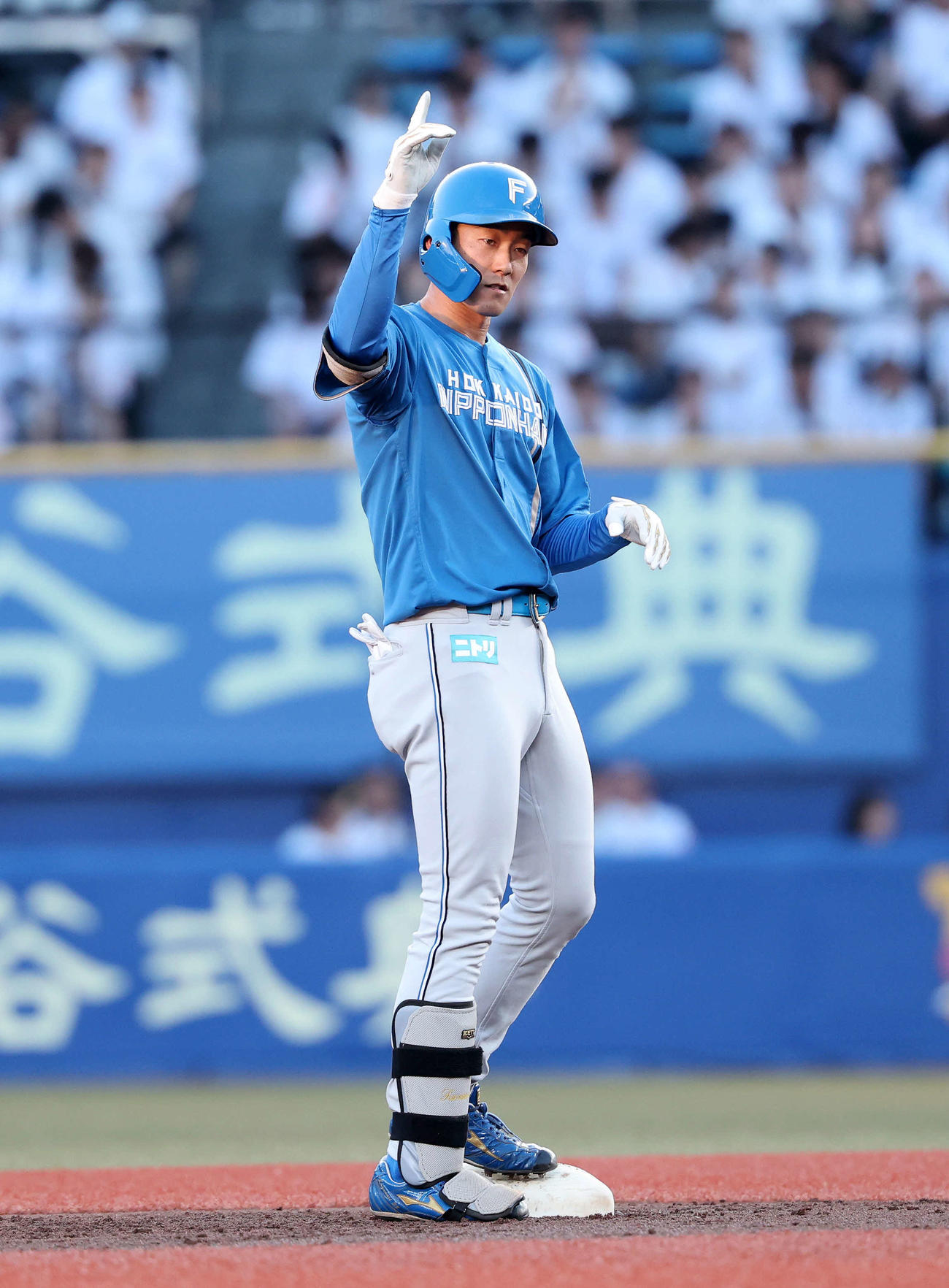 ロッテ対日本ハム　2回表日本ハム無死、石井は右越え二塁打を放ちポーズを決める（撮影・鈴木正人）