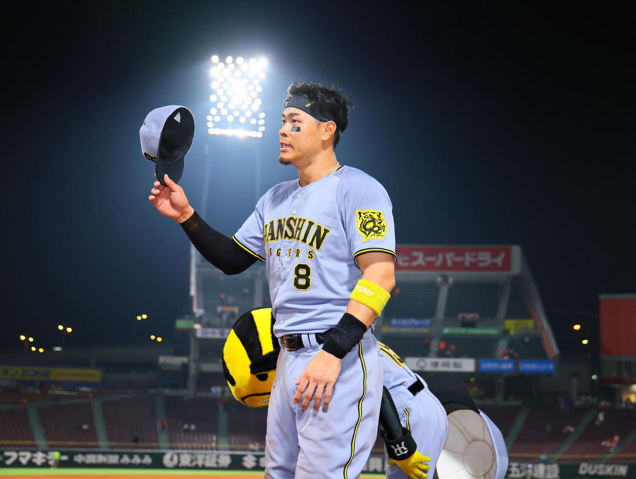 広島対阪神　ヒーローインタビューを終え、ファンの声援に応える阪神佐藤輝（撮影・藤尾明華）