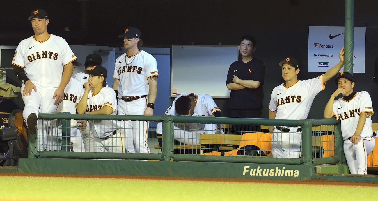 巨人対中日　9回表中日2死二、三塁、細川に逆転3点本塁打を許したマルティネス（中央）はベンチで顔を覆ったまま座り込む（撮影・浅見桂子）