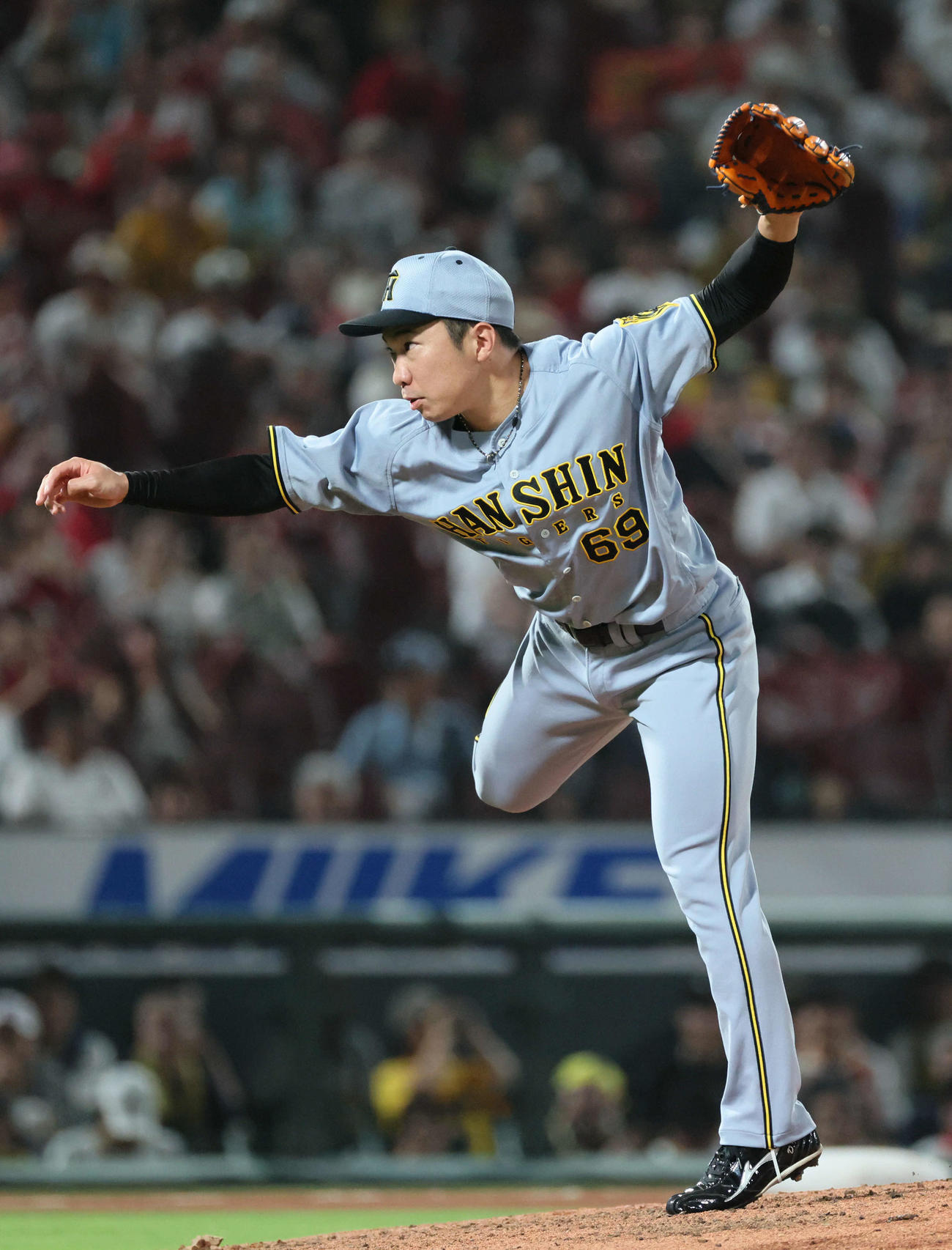 広島対阪神　8回裏広島、阪神4番手の石井（撮影・加藤孝規）