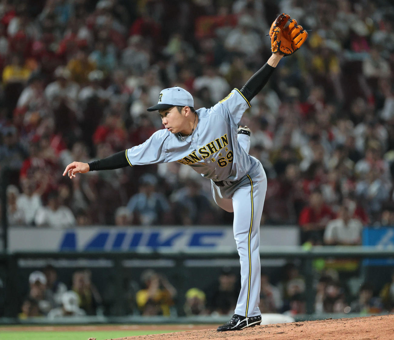 広島対阪神　8回裏広島、阪神4番手の石井（撮影・加藤孝規）