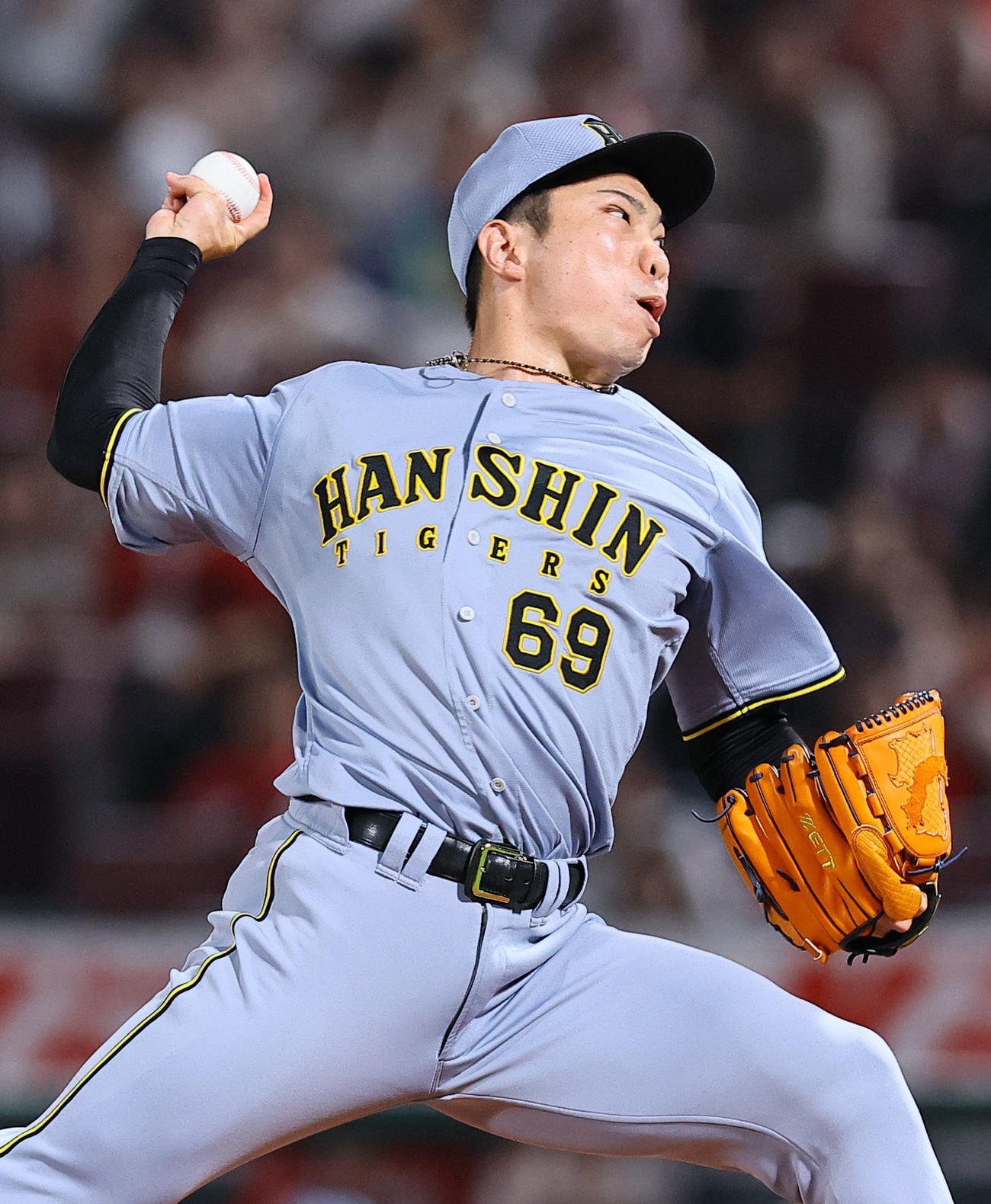 広島対阪神　8回、4番手で登板した阪神石井（撮影・藤尾明華）