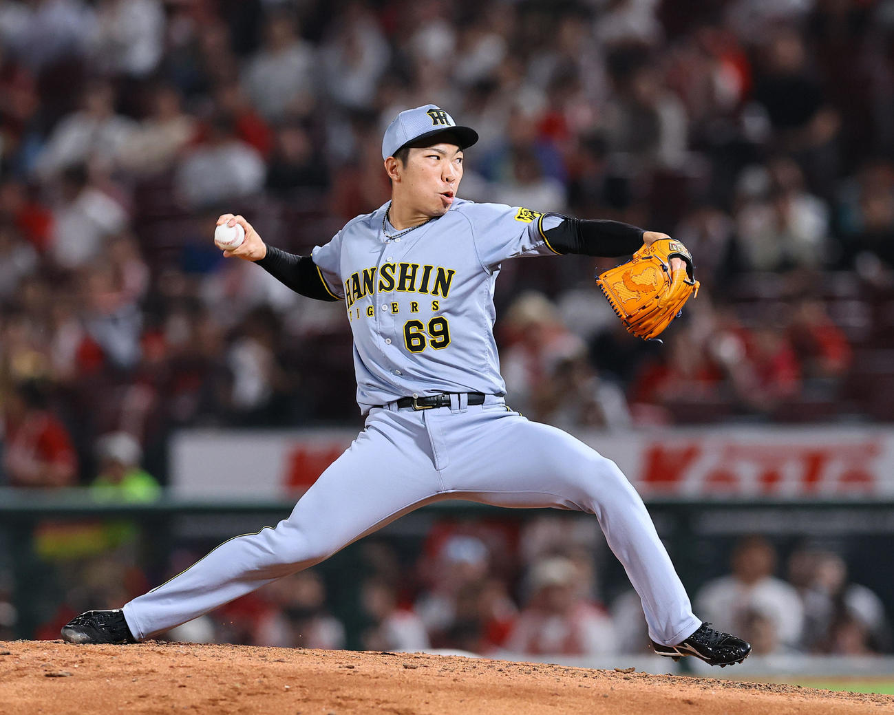 広島対阪神　8回、4番手で登板した阪神石井（撮影・藤尾明華）