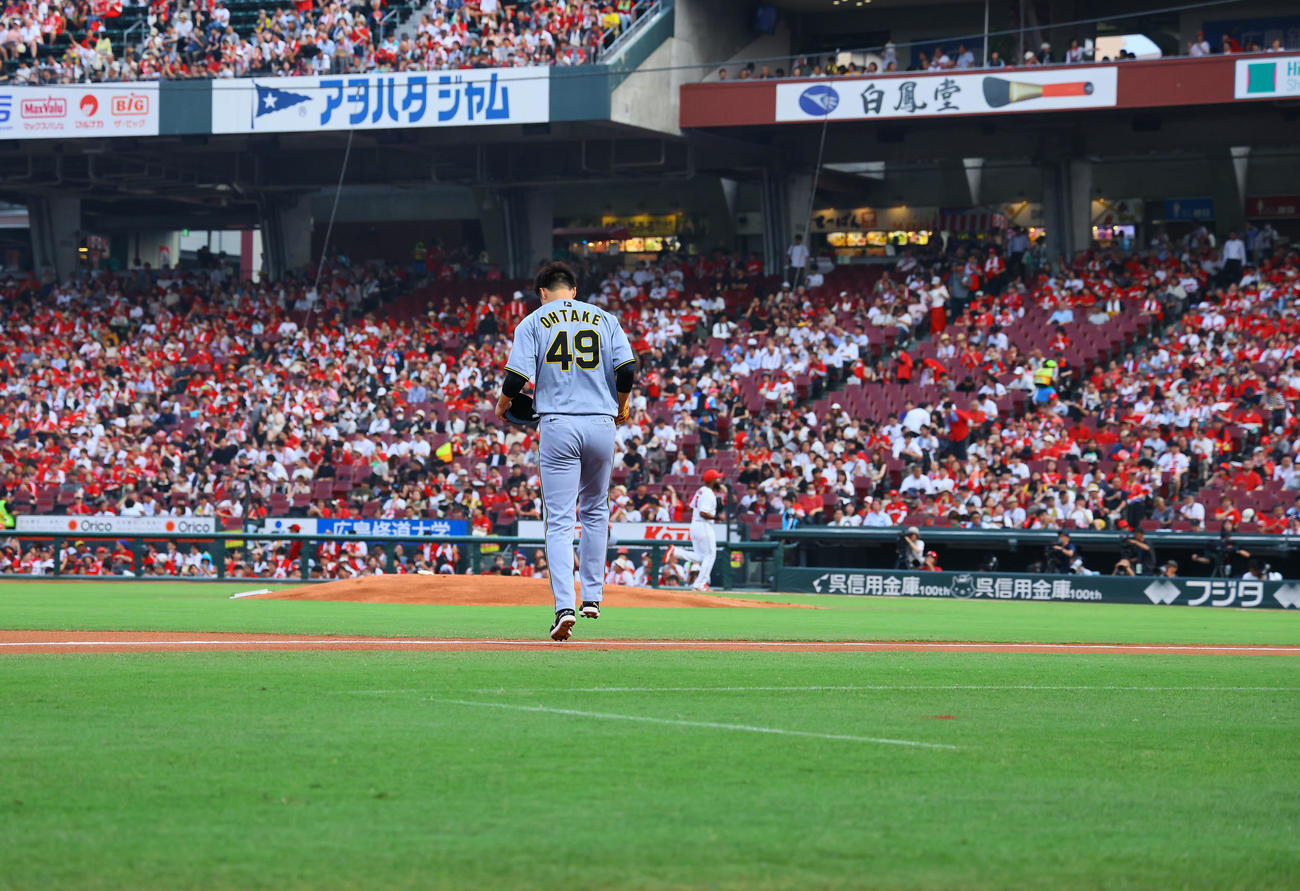 広島対阪神　マウンドへ向かう阪神先発の大竹（撮影・藤尾明華）