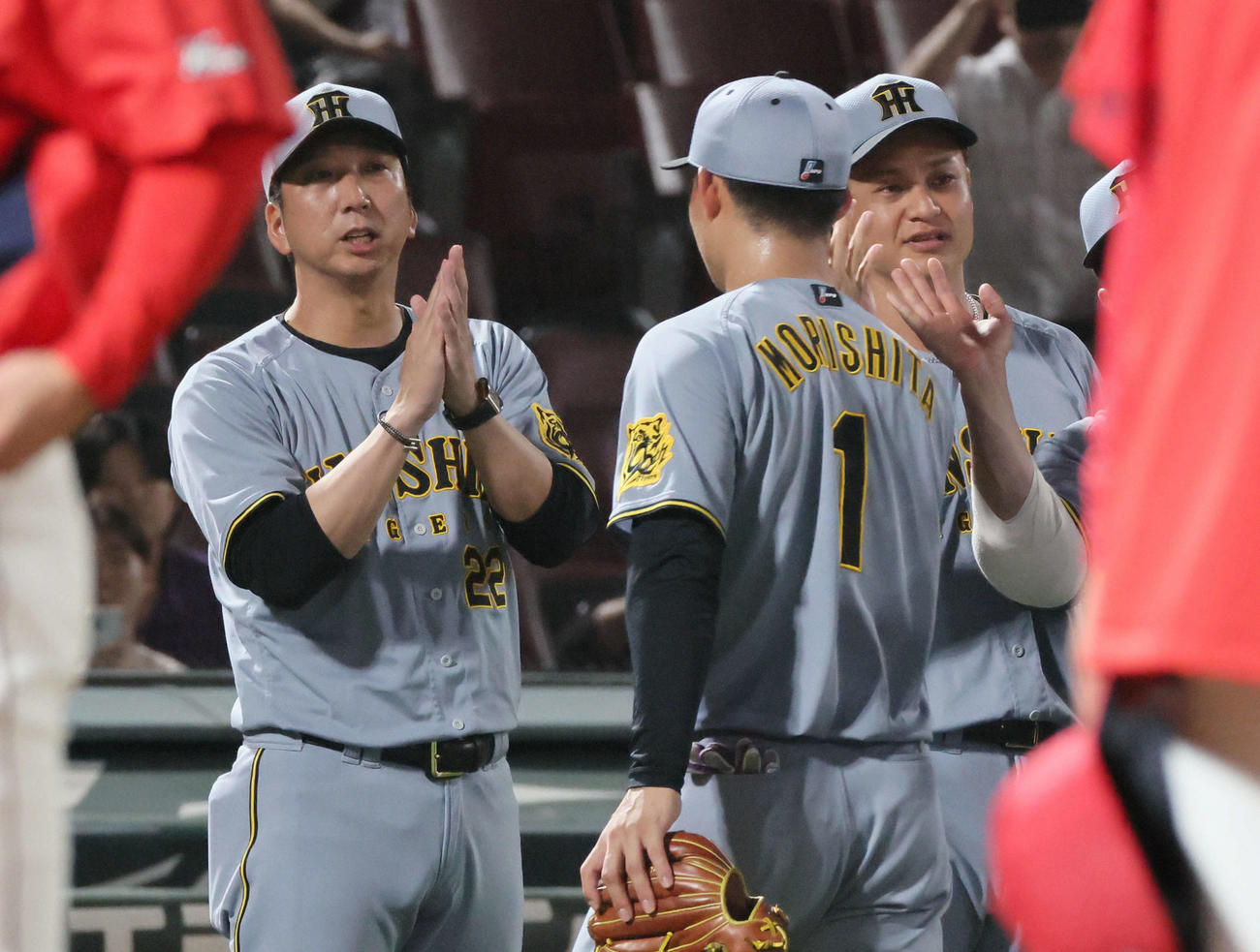 広島対阪神　ナインを迎える藤川監督（左）と先発の大竹（右）（撮影・加藤孝規）