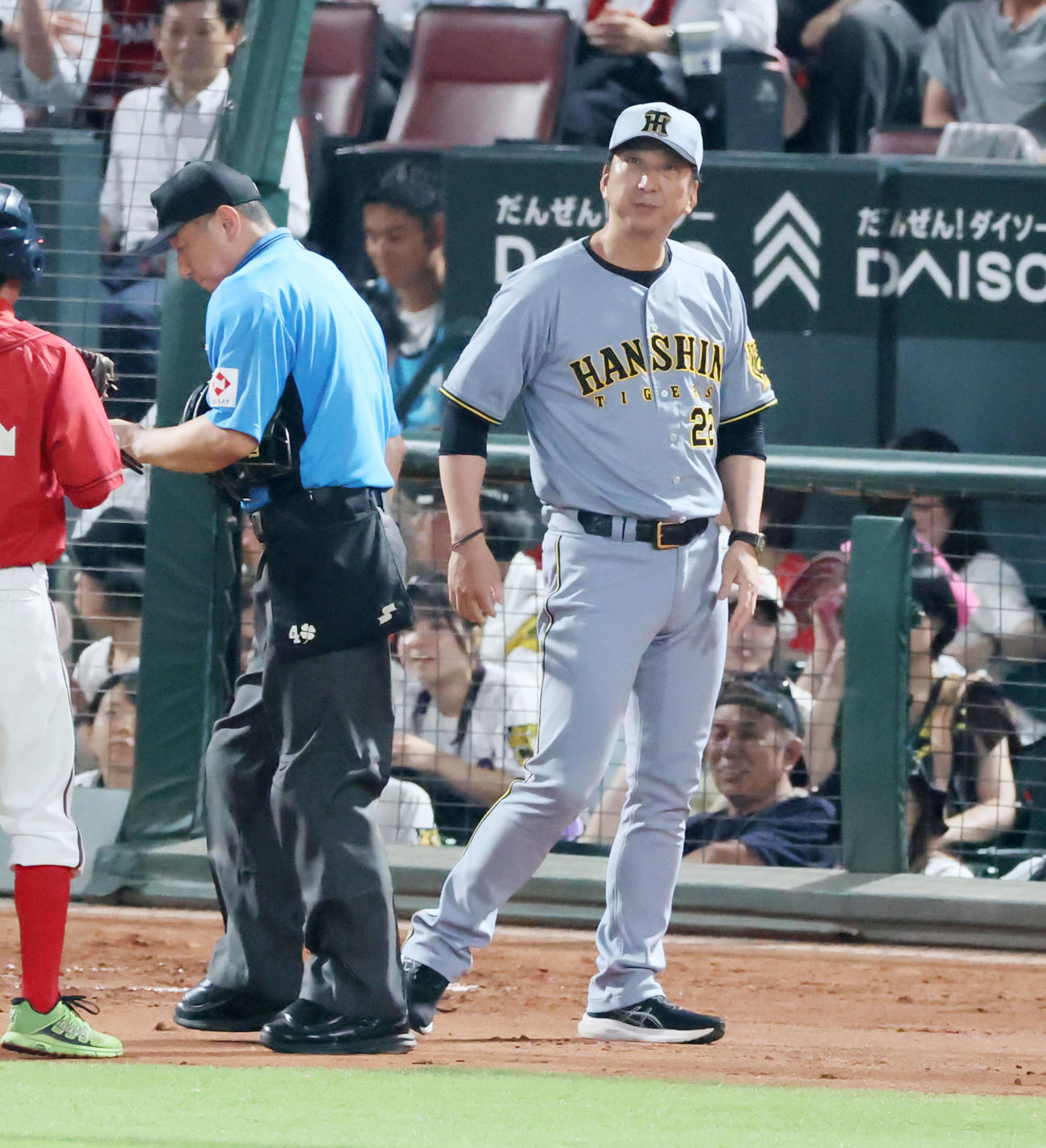 広島対阪神　6回裏広島2死一、二塁、藤川監督は先発大竹の降板を告げる（撮影・加藤哉）
