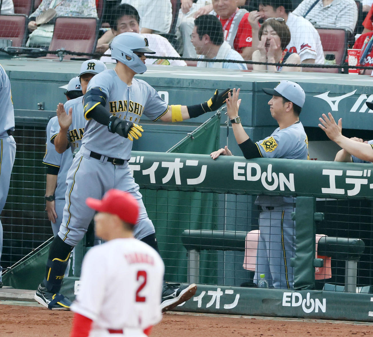 広島対阪神　2回表阪神無死、藤川監督（右）は右越えソロ本塁打を放った佐藤輝をベンチで迎える（撮影・加藤哉）