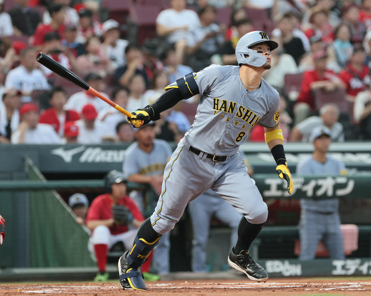 広島対阪神　2回表阪神無死、佐藤輝は先制右越え本塁打を放つ（撮影・加藤孝規）