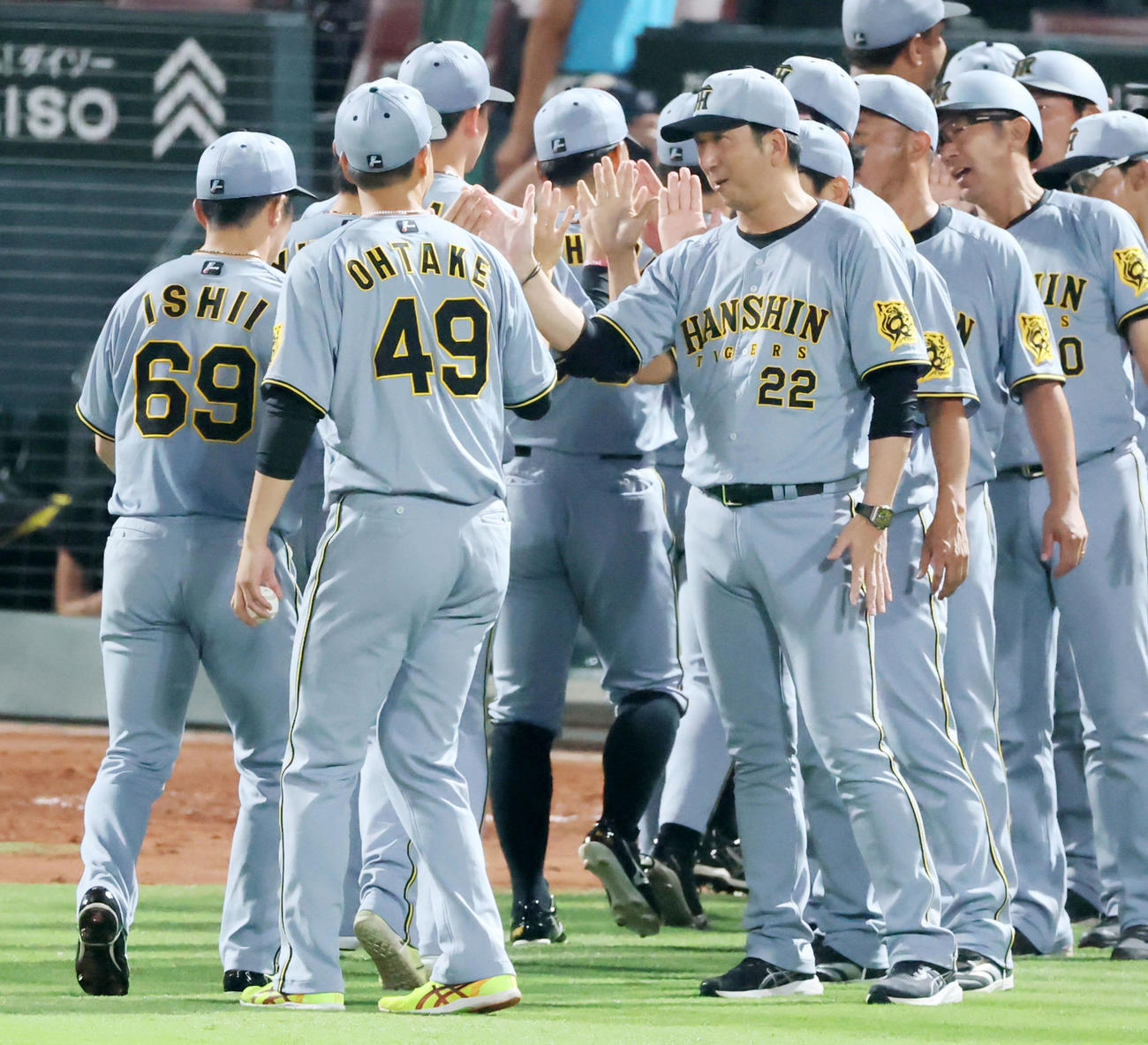 広島対阪神　広島に勝利しナインを迎える藤川監督（撮影・加藤哉）
