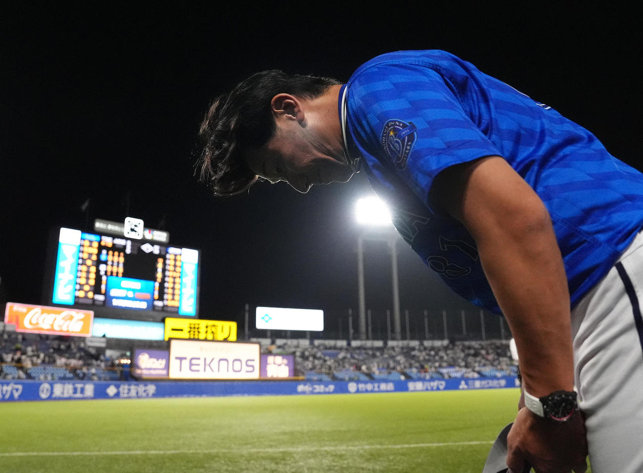 ヤクルト対DeNA　引き分けに終わりファンに一礼するDeNA三浦監督（撮影・足立雅史）