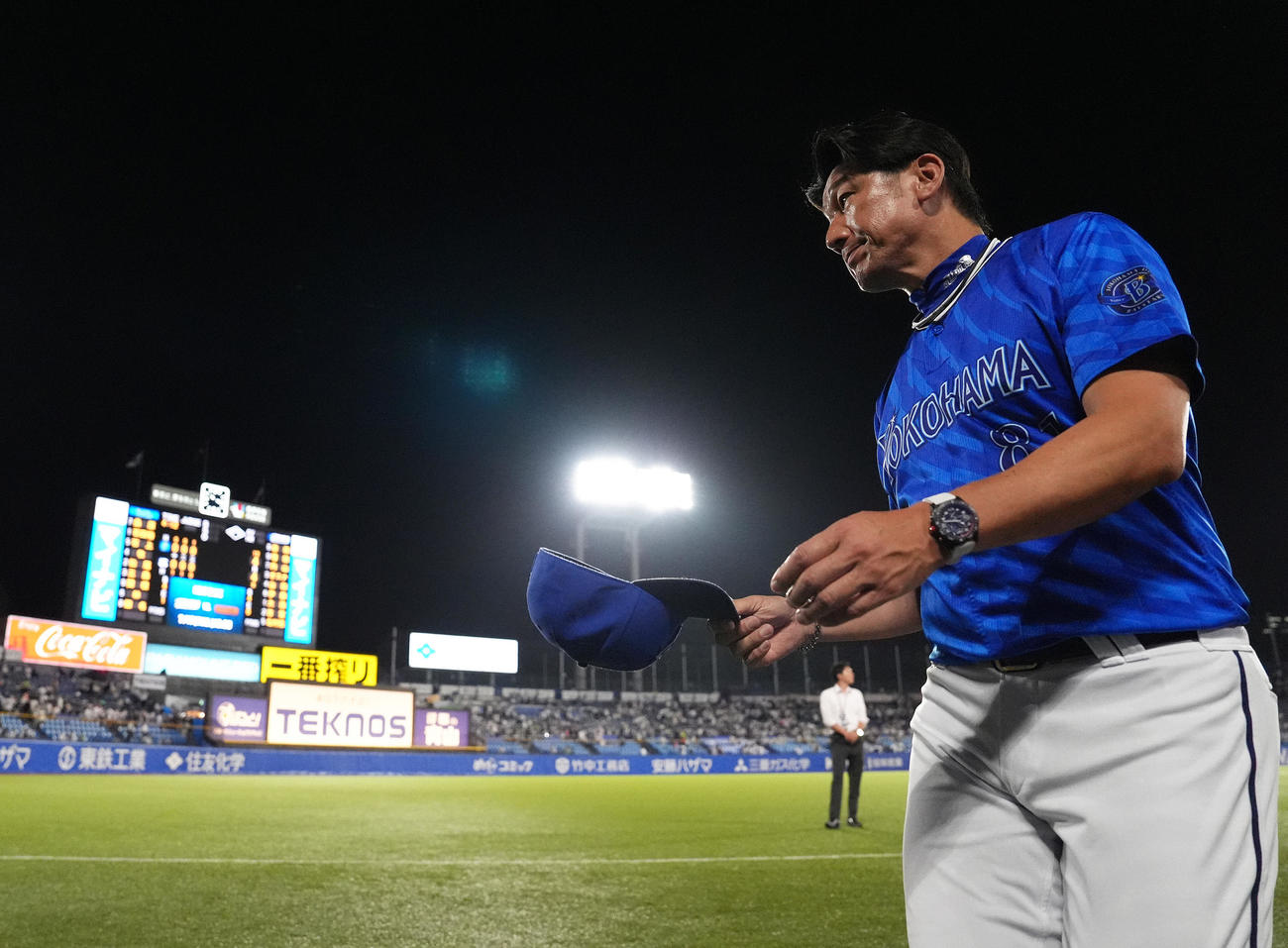 ヤクルト対DeNA　引き分けに終わり引き揚げるDeNA三浦監督（撮影・足立雅史）