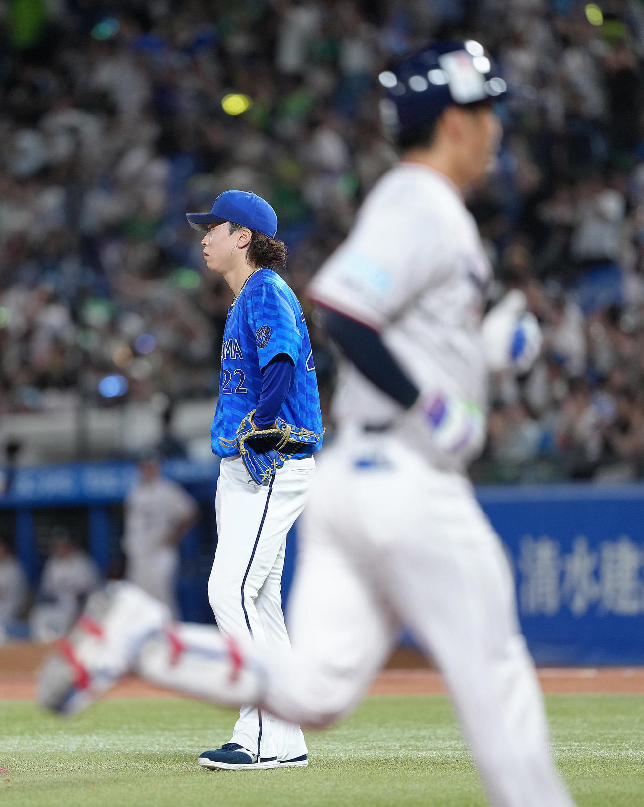 ヤクルト対DeNA 9回裏ヤクルト2死一塁、古賀（手前）に左越え2点本塁打を浴びた入江（撮影・足立雅史）