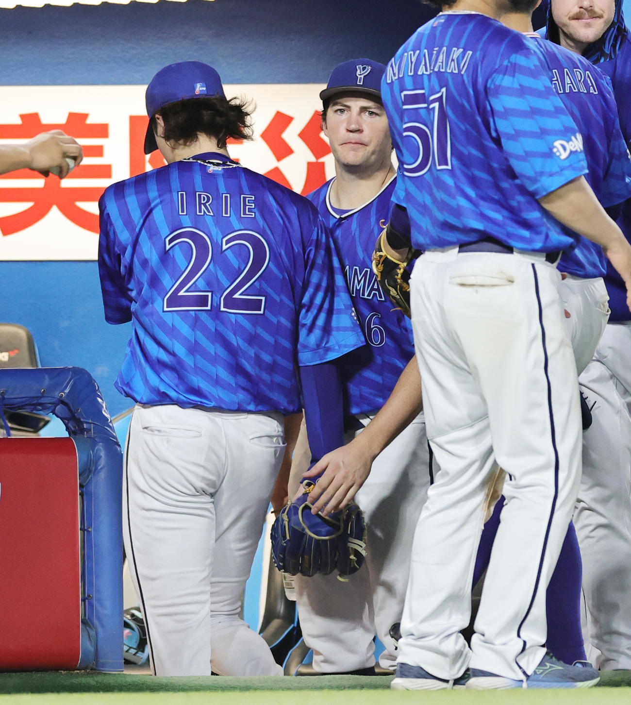 ヤクルト対DeNA 9回裏に同点本塁打を浴びた入江（左）を出迎えるDeNAバウアー（撮影・野上伸悟