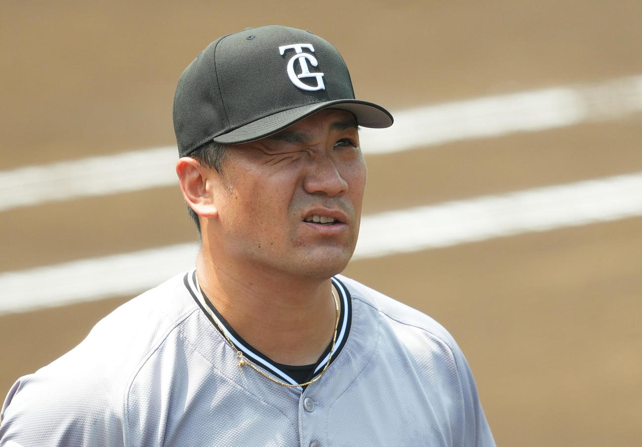 イースタン・リーグ西武対巨人　1回の投球を終え、厳しい表情でベンチに戻る巨人田中将（撮影・菅敏）