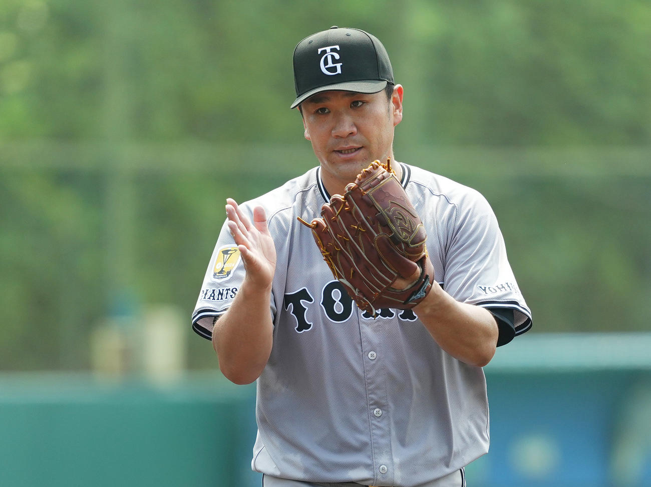 イースタン・リーグ西武対巨人　3回の投球を終え、グラブをたたく巨人田中将（撮影・菅敏）