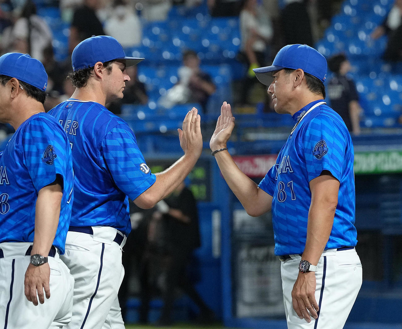 ヤクルト対DeNA　引き分けタッチを交わすDeNA三浦監督（右）とバウアー（撮影・足立雅史）