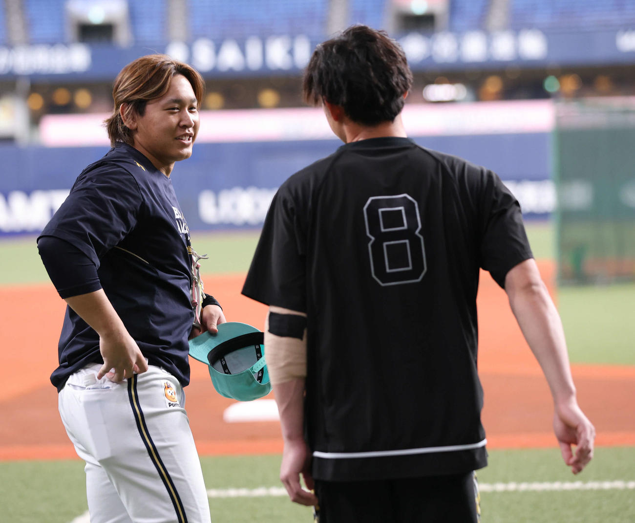 オリックス宮城（左）前日の試合で死球を与えたソフトバンク牧原大に練習中に謝罪した（撮影・西尾就之）