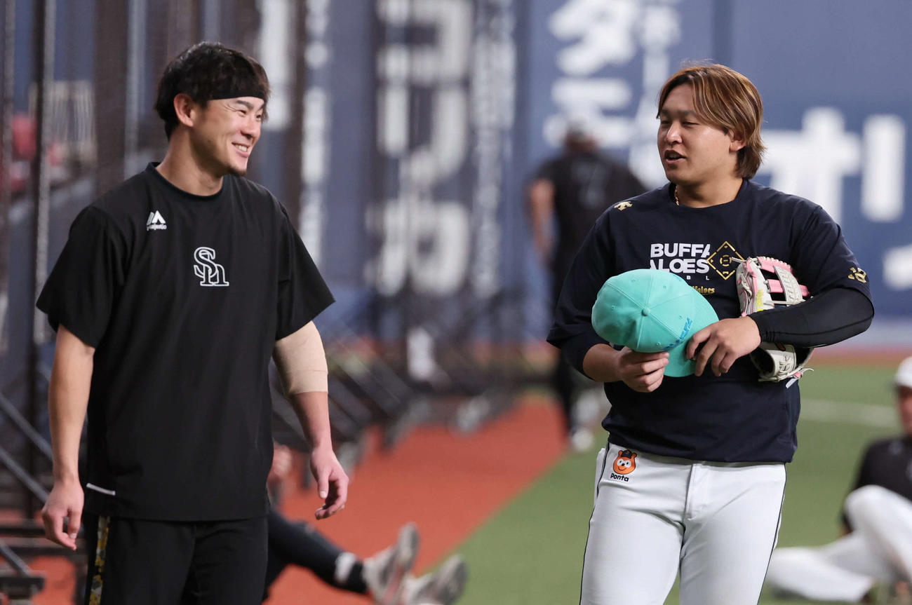オリックス宮城（右）は前日の試合で死球を与えたソフトバンク牧原大に練習中に謝罪しその後談笑（撮影・西尾就之）