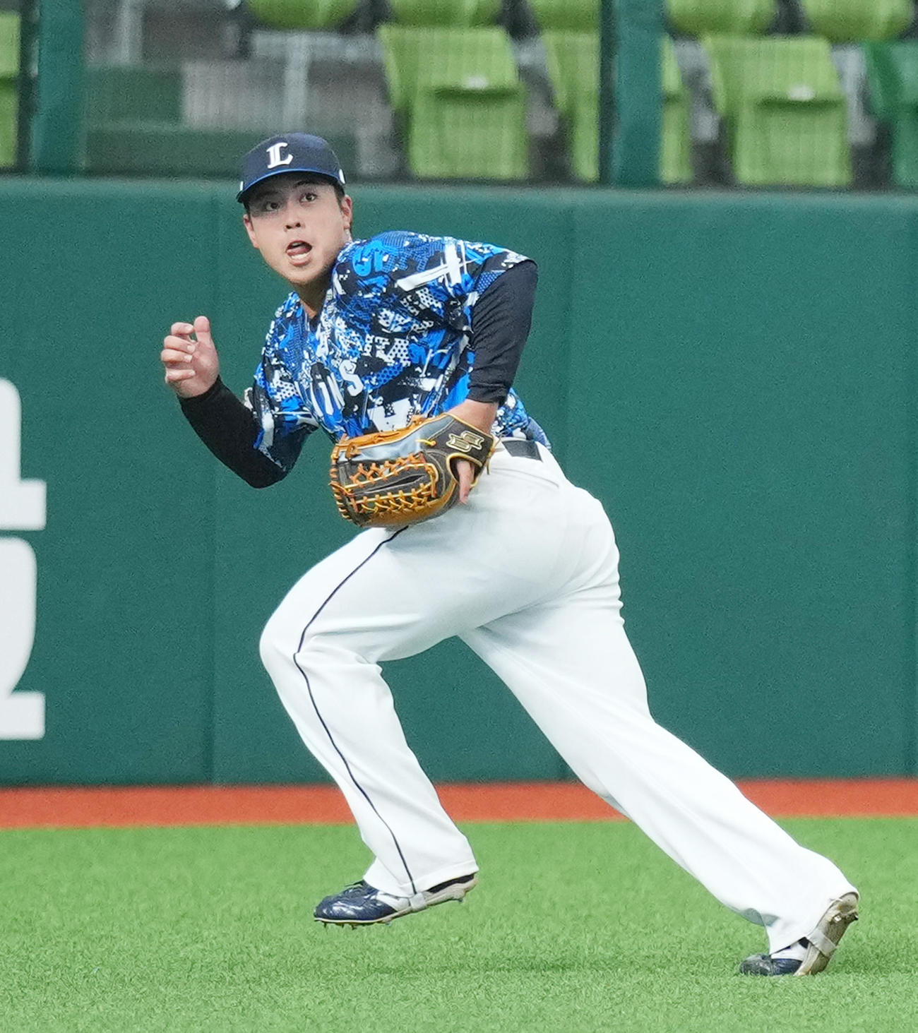 西武対楽天　支配下契約を結び、練習をする西武仲三河（撮影・菅敏）
