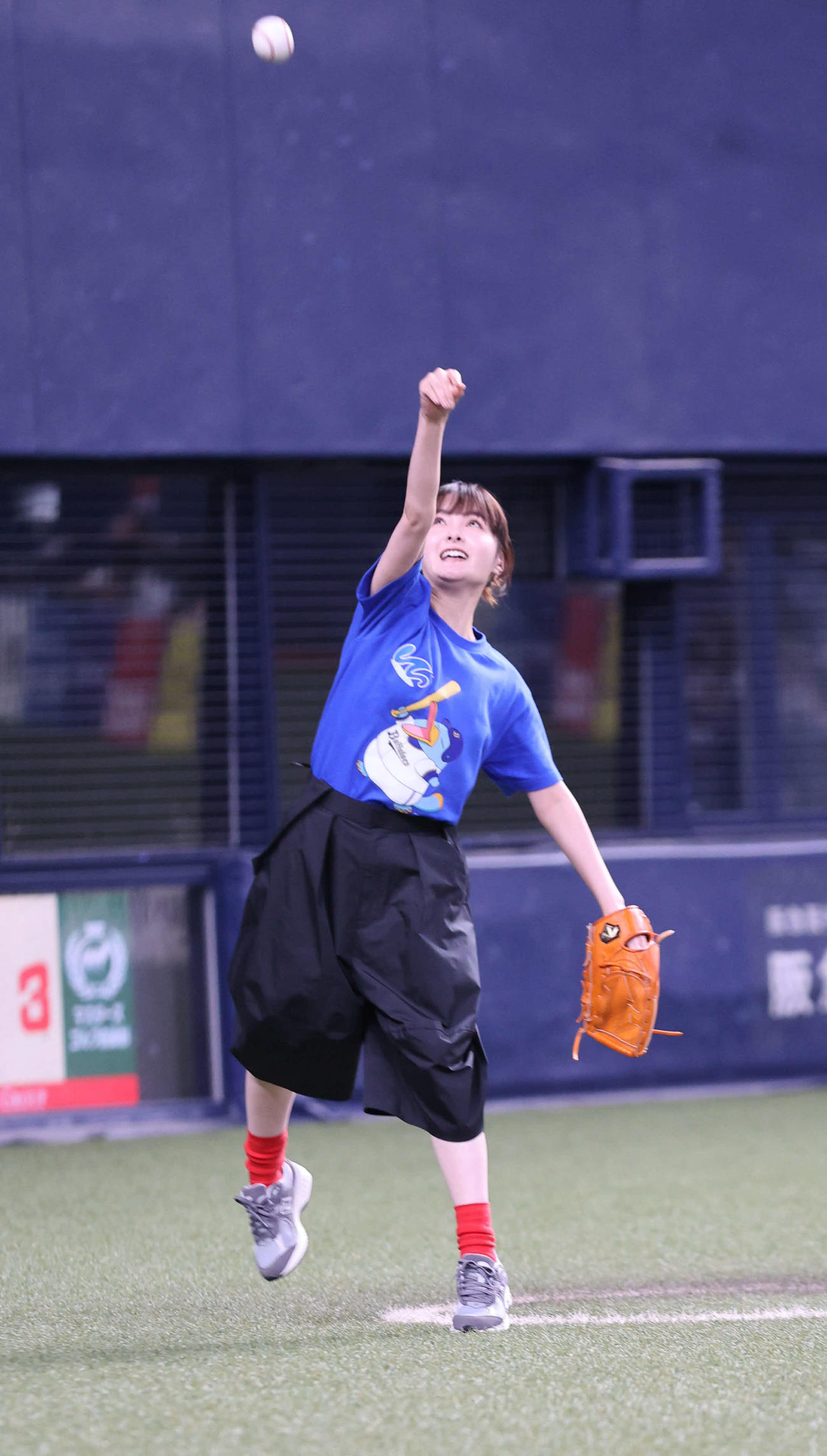 オリックス対ソフトバンク　始球式に登板予定の葵わかなは練習（撮影・西尾就之）