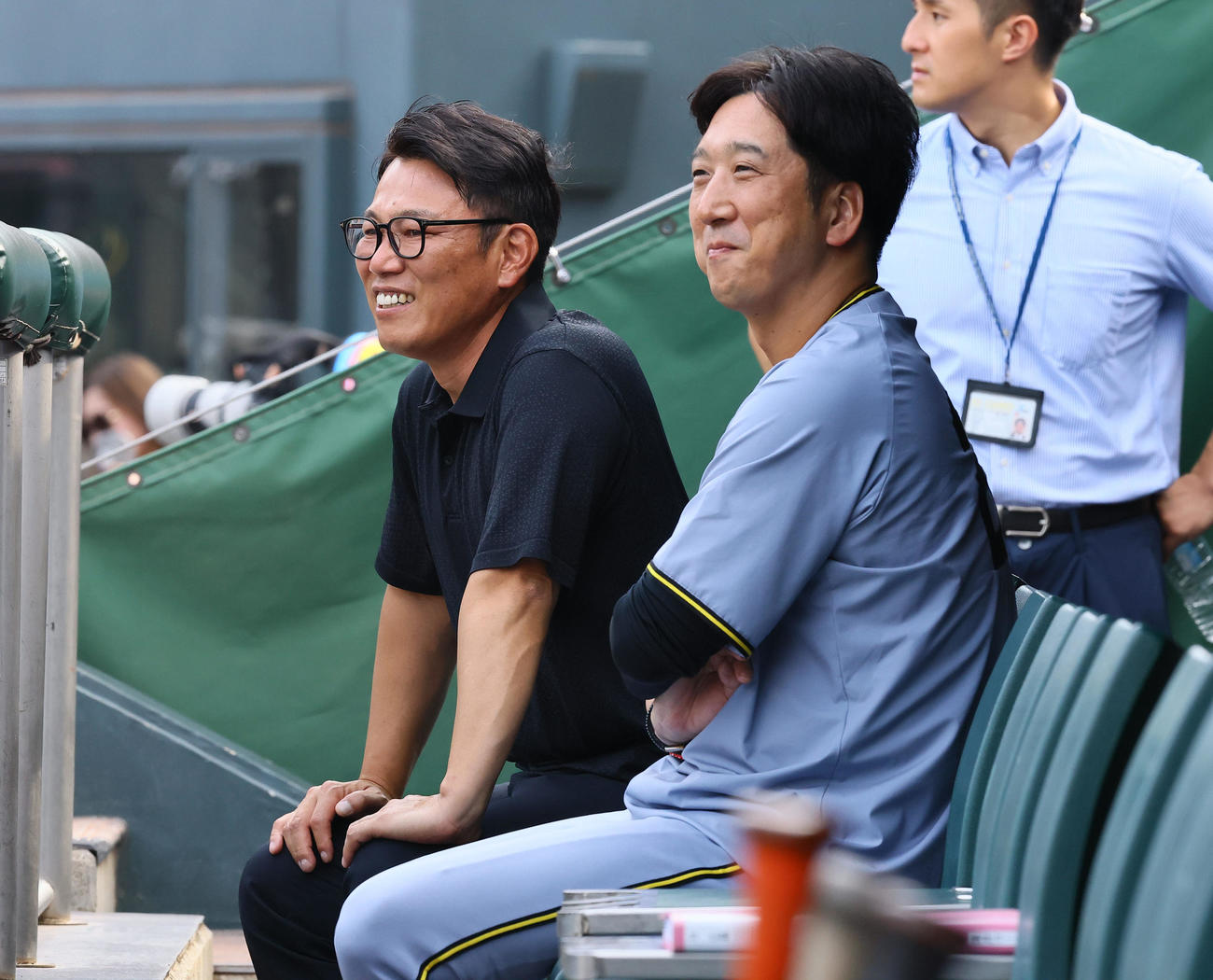 広島対阪神　マツダスタジアムを訪れ、阪神藤川監督と話しをする侍ジャパン井端監督（撮影・藤尾明華）